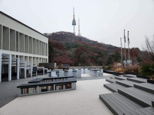 남산도서관 2층 남산하늘뜰에 섬유 페기물로 만든 시설물이 설치되어 있다.