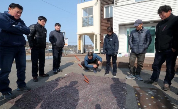 윷놀이를 즐기고 있는 모습.