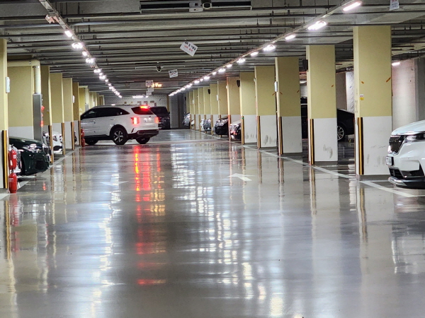 지하주차장에서 회전할 때도 방향지시등을 켜고 절대 서행해야 한다.