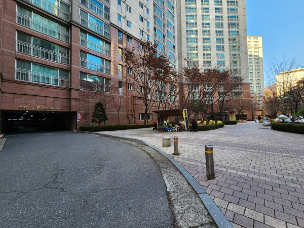 주차장 진출입차량이 운전미숙으로 보도를 침범하지 못하도록 방호울타리가 설치되어 있다.