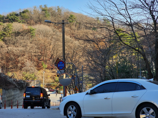 운전자의 시야가 가리는 사각지대에는 도로반사경이 잘 설치되어 있다.