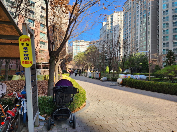 보행자 통로로 질주하는 이륜차 운전자의 안전의식이 무엇보다 필요하다.