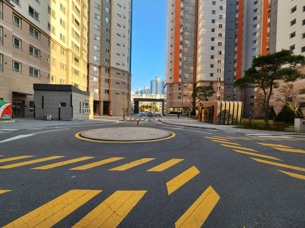 교차로 안전성 확보를 위한 교차로 표시가 잘 되어 있다.