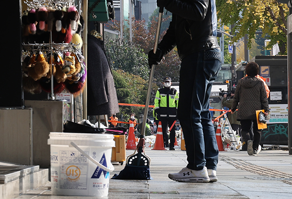 이태원 사고 현장 인근에서 한 상인이 영업준비를 하고 있다. (사진=저작권자(c) 연합뉴스, 무단 전재-재배포 금지)