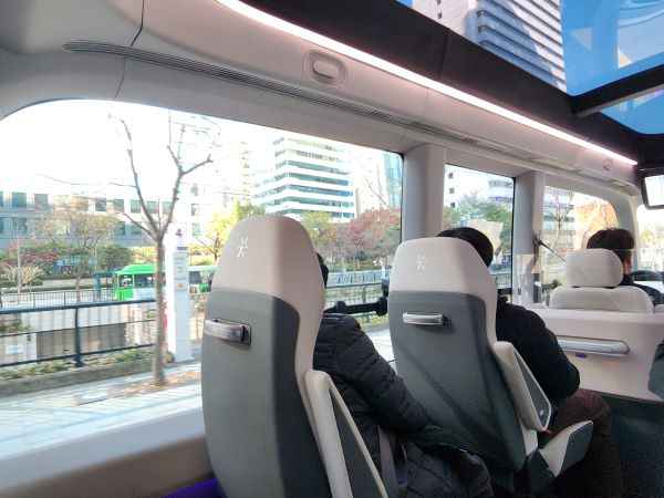 자율주행버스의 유리창이 큼지막해서 승객들의 시야가 많이 확보된다.