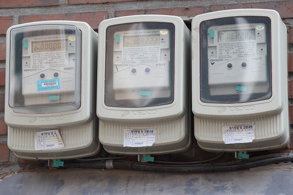 서울의 한 주택가에 전기계량기가 설치되어 있는 모습. (사진=저작권자(c) 연합뉴스, 무단 전재-재배포 금지)