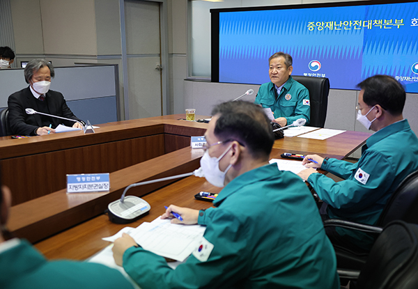 이상민 행정안전부 장관이 30일 정부서울청사 서울상황센터에서 열린 ‘화물연대, 이태원 사고 및 코로나19 중대본 회의’를 주재하고 있다. (사진=저작권자(c) 연합뉴스, 무단 전재-재배포 금지)