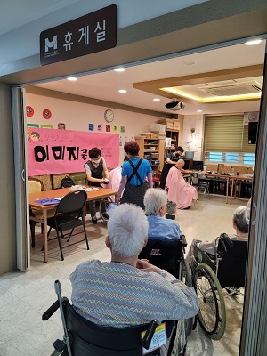 분주히 할아버지, 할머니 머리를 손질하고 있는 모습(사진 제공=이미지클럽 한순복 단장님)