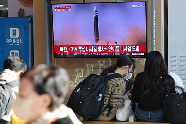 북한이 대륙간탄도미사일(ICBM) 추정 미사일을 발사한 지난달 18일 서울역 대합실에서 시민들이 관련 뉴스를 시청하고 있다. (사진=저작권자(c) 연합뉴스, 무단 전재-재배포 금지)