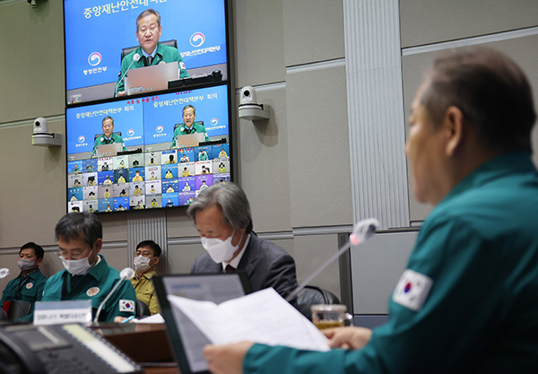 이상민 행정안전부 장관이 2일 정부서울청사 서울상황센터에서 열린 ‘화물연대, 이태원 사고 및 코로나19 중대본 회의’를 주재하고 있다. (사진=저작권자(c) 연합뉴스, 무단 전재-재배포 금지)