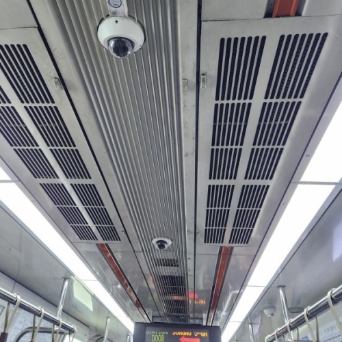 지하철 내에도 CCTV가 설치되어 있었다.
