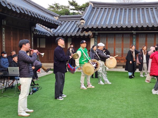 탈을 벗은 탈꾼들이 뒤풀이에서 북, 장구, 꽹과리, 태평소 등을 연주하고 있다.