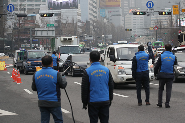 서울 세종대로에서 서울시 직원들이 운행차들의 배출가스 수시 점검을 하고 있다.(사진=저작권자(c) 연합뉴스, 무단 전재-재배포 금지)