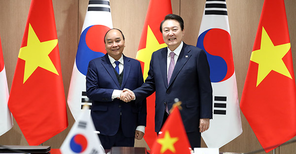 윤석열 대통령과 응우옌 쑤언 푹 베트남 국가주석이 5일 오후 서울 용산 대통령실 청사에서 열린 한-베트남 정상회담에서 악수하고 있다. (사진=저작권자(c) 연합뉴스, 무단 전재-재배포 금지)