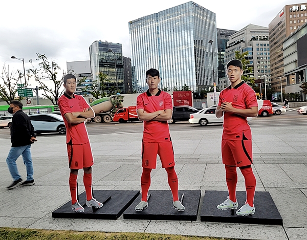 이전 광화문 광장에 세워진 태극전사 김민재, 손흥민, 황희찬 선수 등신대.