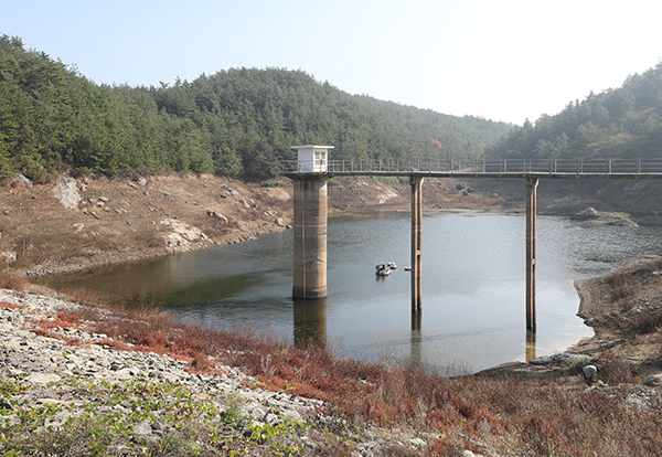지난 11월 23일 전남 완도군 금일읍 금일저수지(상수원)가 심한 가뭄으로 바닥을 드러내고 있다. (사진=저작권자(c) 연합뉴스, 무단 전재-재배포 금지)