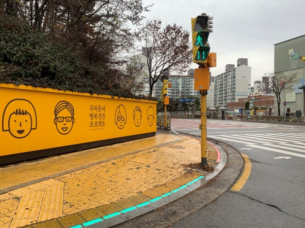 강원도 춘천시 한 초등학교 사거리에 위치한 옐로 카펫의 모습. 노란색 신호등과 LED 바닥 신호등도 눈에 띈다.