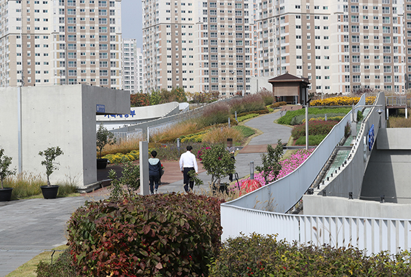 세계에서 가장 큰 옥상정원으로 기네스북에 등재된 정부세종청사 옥상정원. (사진=저작권자(c) 연합뉴스, 무단 전재-재배포 금지)