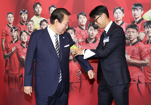 8일 청와대 영빈관에서 열린 축구 국가대표팀 환영 만찬에서 주장 손흥민 선수가 2022 카타르 월드컵 기간 착용했던 주장 완장을 윤석열 대통령에게 채워주고 있다. (사진=저작권자(c) 연합뉴스, 무단 전재-재배포 금지)