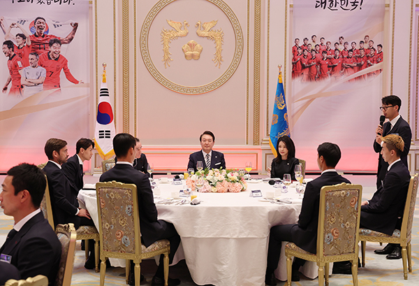 손흥민 선수가 8일 청와대 영빈관에서 열린 축구 국가대표팀 환영 만찬에서 답사를 하고 있다. (사진=저작권자(c) 연합뉴스, 무단 전재-재배포 금지)
