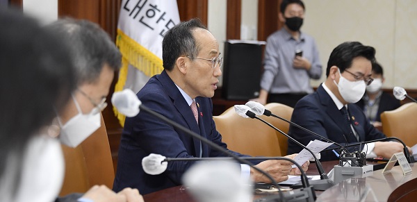 추경호 부총리 겸 기획재정부 장관이 14일 서울 종로구 정부서울청사에서 열린 ‘비상경제장관회의’를 주재, 모두발언을 하고 있다.(사진=기획재정부)