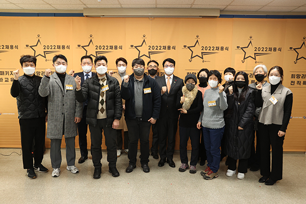 조주현 중소벤처기업부 차관(가운데)이 16일 서울 YWCA 영등포여성인력개발센터에서 열린 ‘희망리턴패키지 전직특화교육 수료 및 채용식’에서 참석자들과 기념 촬영을 하고 있다.(사진=중기부)