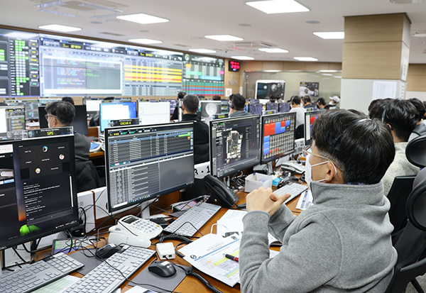 지난 17일 한국항공우주연구원 다누리 임무 운영 관제실에서 연구진들이 1차 달 임무궤도 진입 기동을 수행하고 있다. (사진=과학기술정보통신부)