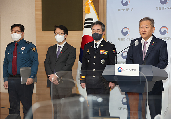 이상민 행정안전부 장관(오른쪽)이 19일 정부서울청사에서 윤희근 경찰청장(오른쪽 두 번째)이 동석한 가운데 경찰 조직·인사 제도 개선방안 브리핑을 하고 있다. (사진=저작권자(c) 연합뉴스, 무단 전재-재배포 금지)