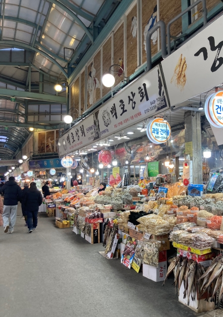 한겨울의 동행축제로 전통시장에서 다채로운 소비 촉진 행사가 열리고 있다.