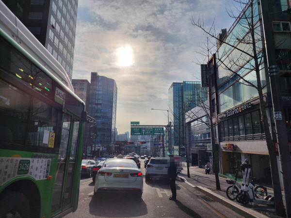 일반 도로에서 고장이나 사고가 발생해도 운전자가 나와 서 있기보다는 안전 삼각대를 설치해야 한다.