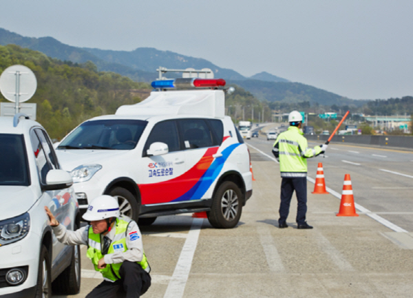 고속도로 교통 사고 시 가장 먼저 한국도로공사 1588-2504에 전화해 도움을 받는 게 우선이다.(사진=한국도로공사 블로그)