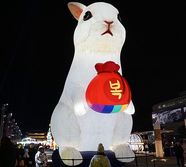 2023년을 맞아 광화문광장에 서있는 복 토끼.