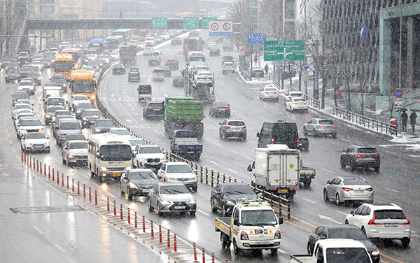 서울 용산 한남대로에서 차량들이 운행 중이다.(사진=저작권자(c) 연합뉴스, 무단 전재-재배포 금지)