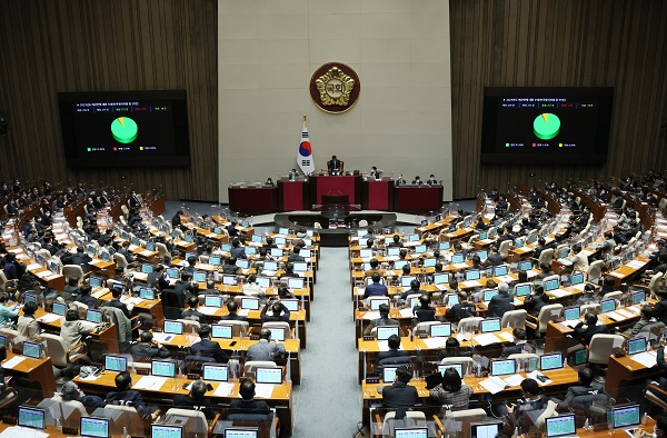 24일 새벽 국회 본회의에서 2023년도 예산안에 대한 수정안이 의결 통과되고 있다. (사진=저작권자(c) 연합뉴스, 무단 전재-재배포 금지)