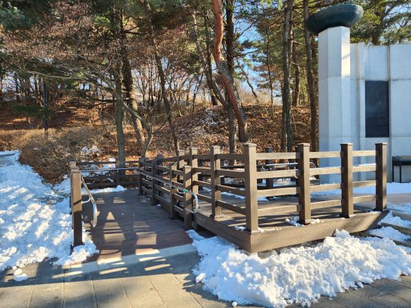 계단이 있는 곳에 교통약자가 이동할 수 있는 완만한 경사로를 만들었다.