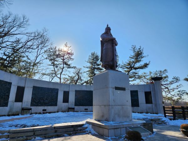 행주산성 출입구 가까이에 임진왜란 때 행주대첩을 이뤄낸 권율 장군의 동상이 있다.