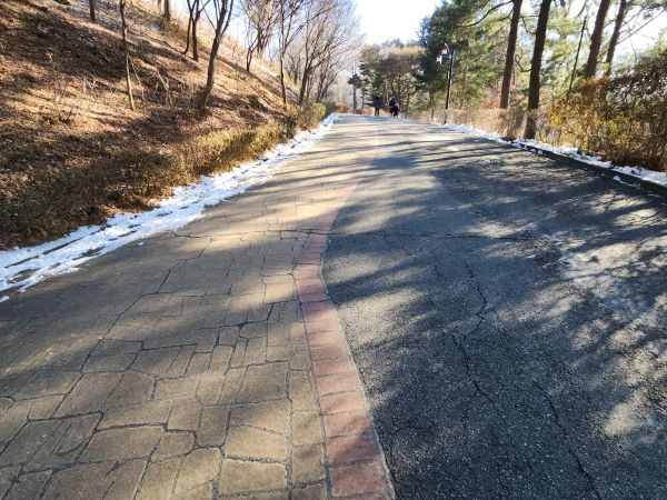 행주산성이 있는 덕양산 정상까지 전기관람차가 운행할 수 있도록 경사를 완만하게 조성했다.