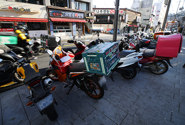 서울 시내의 한 음식점 밀집 구역에 플랫폼 배달라이더의 오토바이들이 세워져 있다. (사진=저작권자(c) 연합뉴스, 무단 전재-재배포 금지)