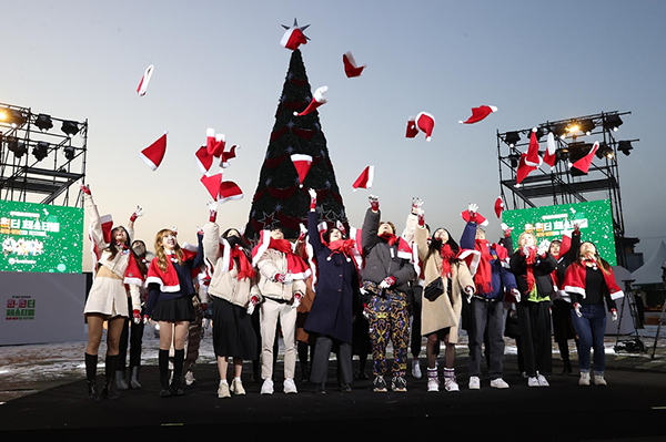 이영 중기부 장관이 지난 16일 서울 종로구 송현 녹지광장에서 열린 ‘한겨울의 동행축제 윈·윈터 페스티벌 개막식’에서 ‘산타홍보단’과 퍼포먼스를 하고 있다.(사진=중기부)