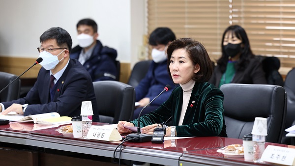 나경원 저출산고령사회위원회 부위원장이 28일 정부서울청사에서 열린 제2차 인구미래전략 관계부처 차관회의에서 발언하고 있다. (사진=저작권자(c) 연합뉴스, 무단 전재-재배포 금지)