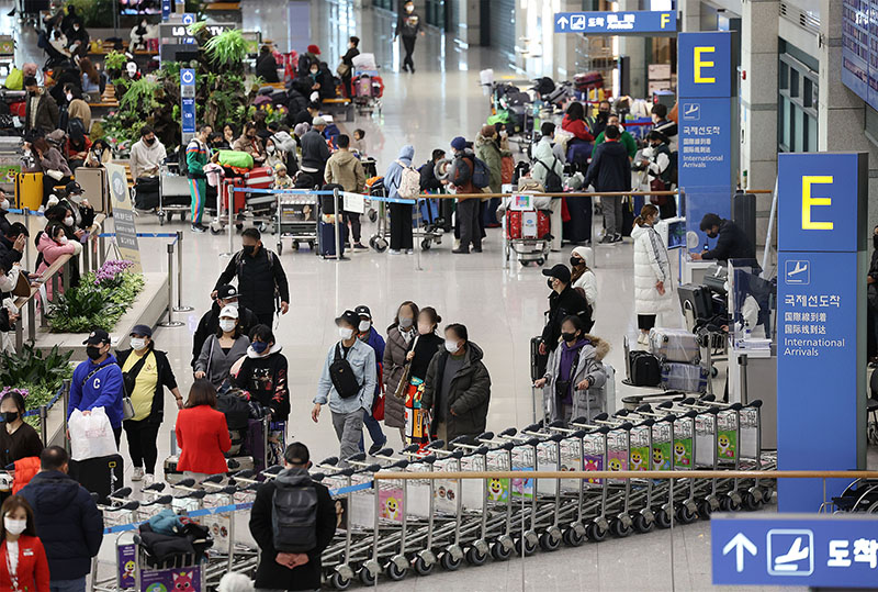 29일 오전 인천국제공항 제1터미널에서 이용객이 입국장으로 나오고 있다. (사진=저작권자(c) 연합뉴스, 무단 전재-재배포 금지)