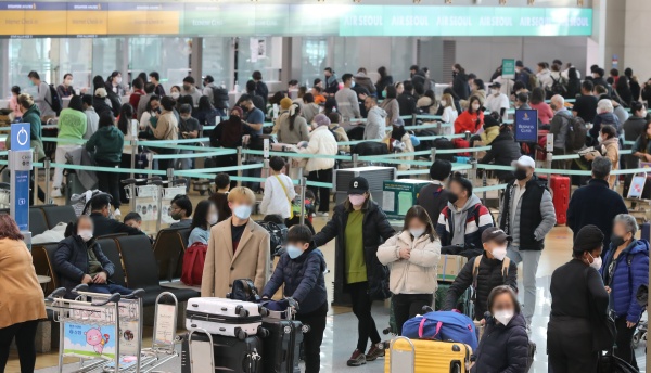 4일 인천국제공항 제1터미널 출국장이 해외여행을 떠나려는 여행객들로 붐비고 있다.(사진=저작권자(c) 뉴스1, 무단 전재-재배포 금지)