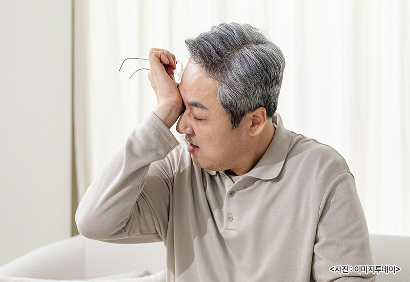 눈을 비비고 있는 남자.