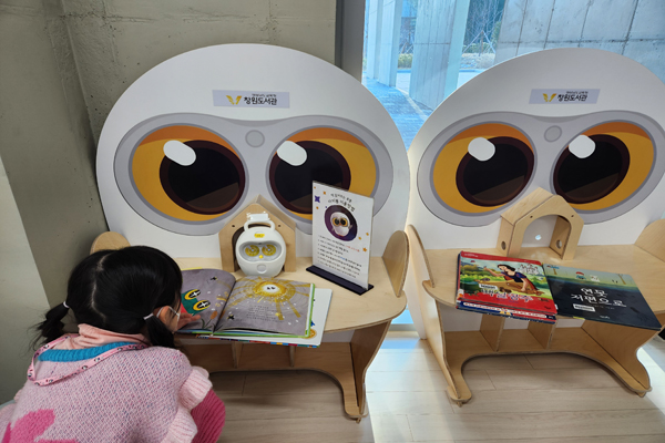 아이들에게 가장 인기있는 책 읽어주는 로봇 '아띠봇'과 책을 읽는 아이의 모습.