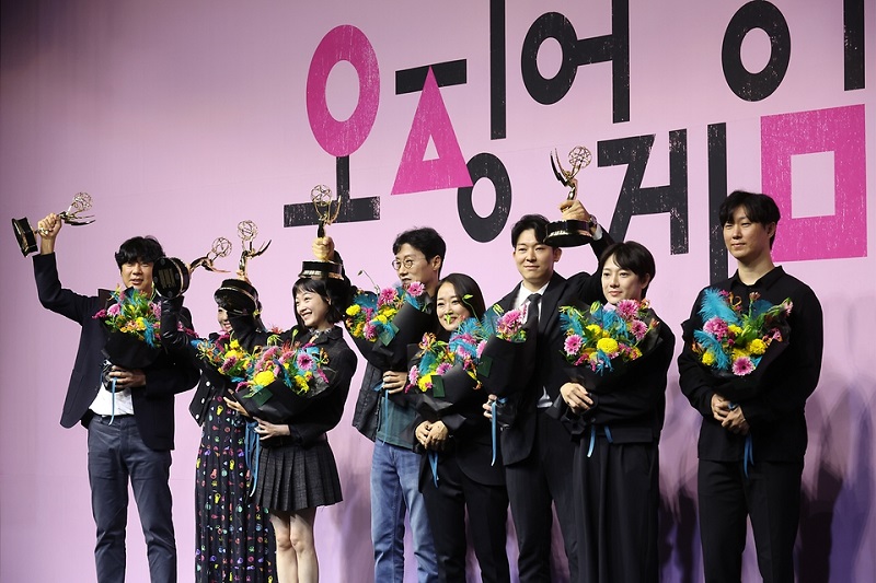 지난해 9월 16일 오후 서울 중구 웨스틴조선호텔에서 열린 넷플릭스 시리즈 ‘오징어게임’ 에미상 수상 기념 간담회에서 황동혁 감독을 비롯한 배우와 스태프가 포즈를 취하고 있다. 오징어게임은 74회 에미상 드라마 부문에서 황동혁 감독이 감독상을, 배우 이정재가 남우주연상을 받는 등 6관왕을 차지했다.(사진=문화체육관광부 국민소통실)   [출처] 대한민국 정책브리핑(www.korea.kr)