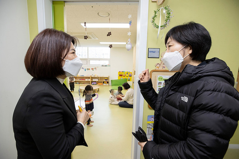 한화진 환경부 장관이 지난달 27일 서울 동작구 흑석동 소재 어린이집을 방문, 미세먼지 집중관리구역에 설치된 미세먼지 저감시설을 점검하고 있다.(사진=환경부)