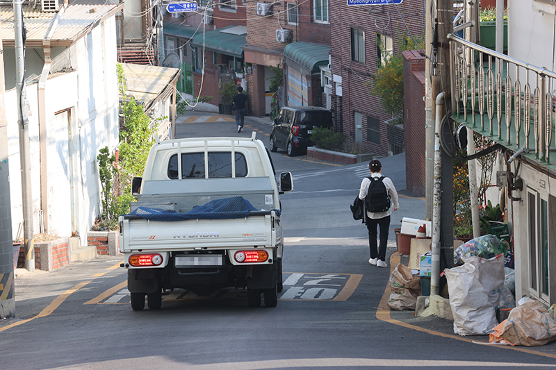 보도와 차도가 구분되지 않고 중앙선이 없는 서울 종로구의 한 이면도로.(사진=저작권자(c) 연합뉴스, 무단 전재-재배포 금지)