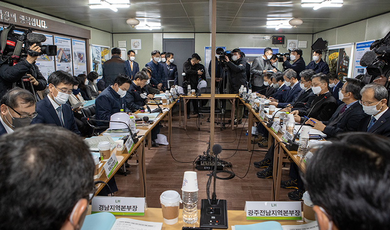 12일 경남 창원 명곡지구 행복주택 건설현장에서 원희룡 국토부 장관 및 LH, 국가철도공단 등 공공기관 관계자들이 참석한 가운데 ‘공공기관 CEO 간담회’가 열리고 있다.(사진=국토부)