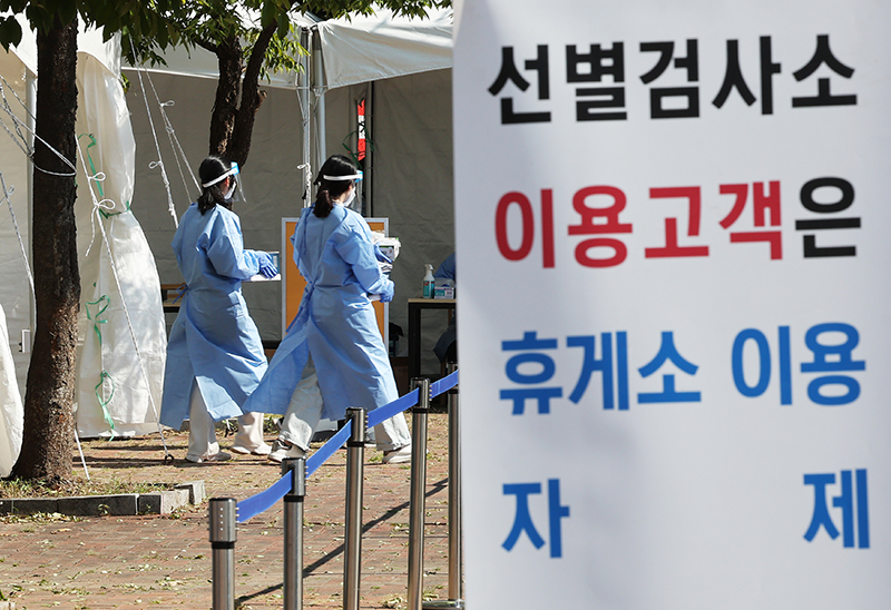 지난해 추석 명절 기간에 운영했던 고속도로 휴게소 임시선별검사소 중 경기도 용인시 영동고속도로 인천방향 용인휴게소. (사진=저작권자(c) 연합뉴스, 무단 전재-재배포 금지)