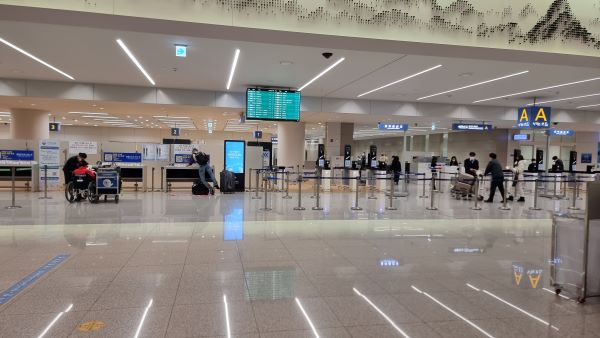 인천공항 제2여객터미널 양쪽에 설치된 온라인 세관신고. 아직 많은 국민이 종이 신고서를 이용하고 있지만, 온라인 신고서를 한번 이용해보면 훨씬 더 편리하고 빠르게 입국이 가능하다고 느낄 수 있다.